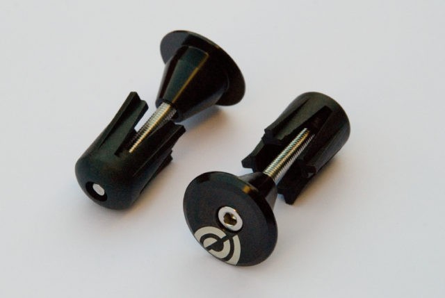 BIKE RIBBON ALUMÍNIUM KORMÁNYBA VALÓ ZÁRÓDUGÓ [FEKETE]