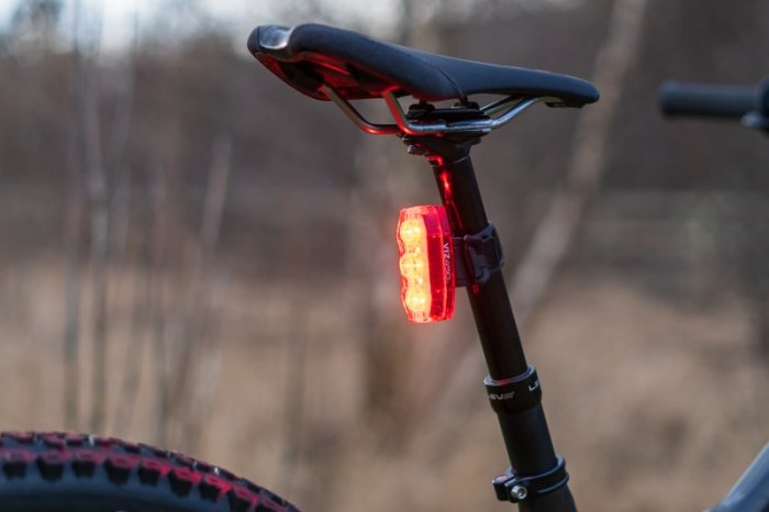 CATEYE [VIZ450] HÁTSÓ LÁMPA - 450 LUMEN - USB-C TÖLTÉS [TLLD820NR]